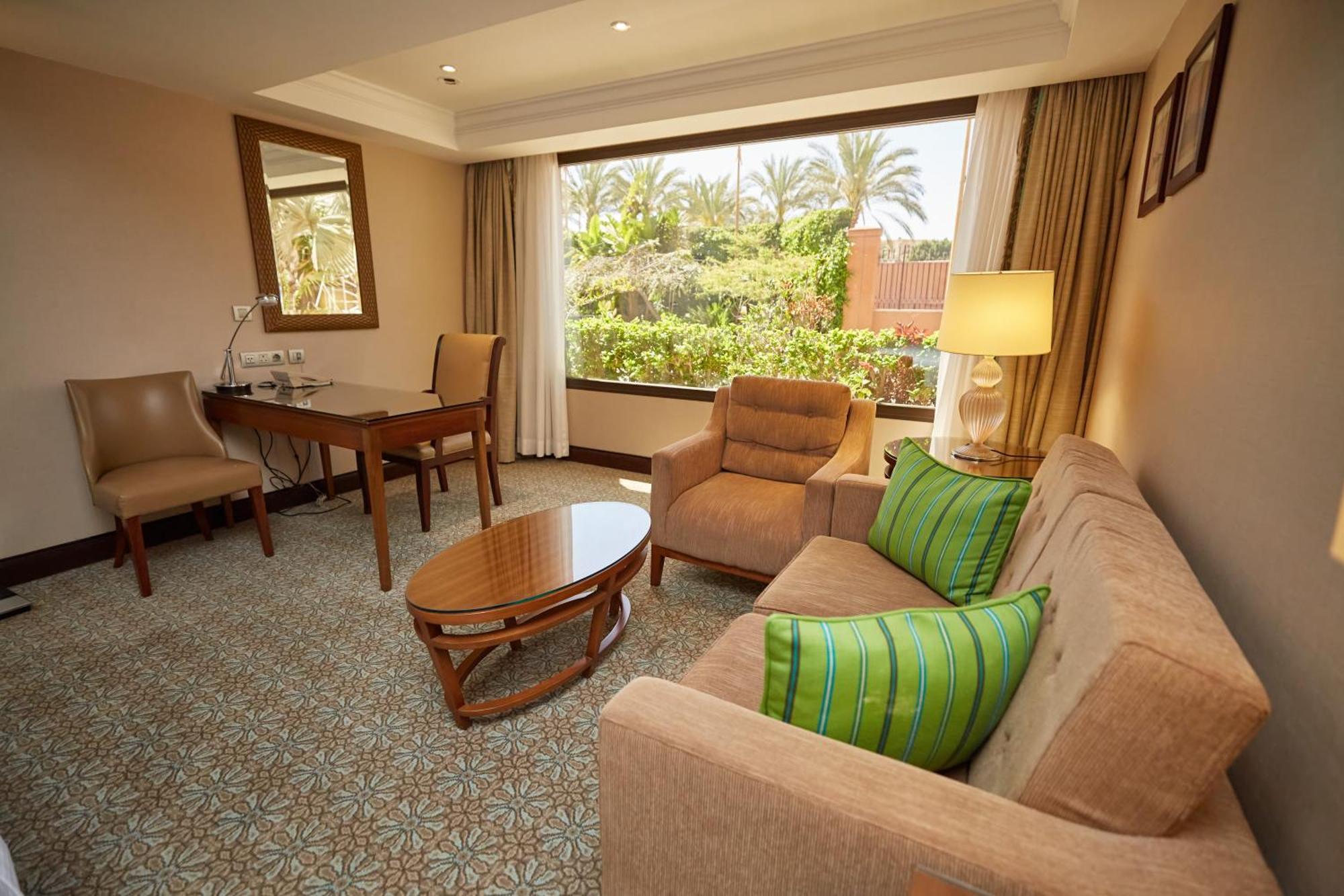 Hilton Alexandria King'S Ranch Hotel King Mariout Exterior foto A living room in a suite at the Taj Bengal