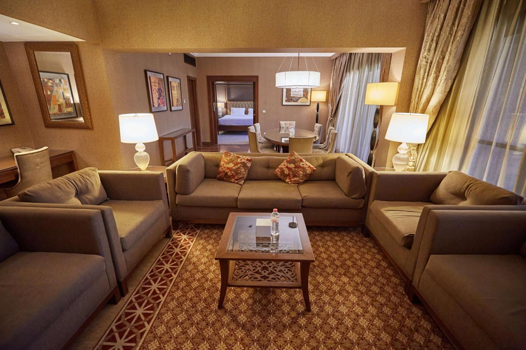 Hilton Alexandria King'S Ranch Hotel King Mariout Exterior foto A suite at the Emirates Palace